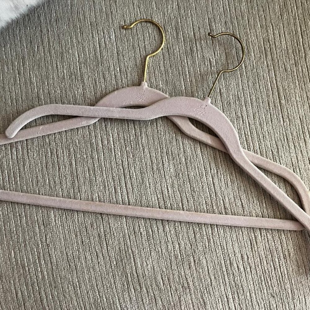($0.25 each) Joy Mangano 200 Non-Slip Huggable Hangers (Light Pink/Lavender)